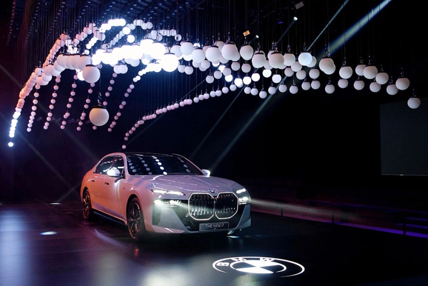 سيارات BMW 7 وسيارة i7 الكهربائية بالكامل