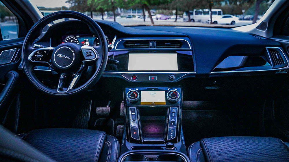 تجربة قيادة جاكوار اي بيس