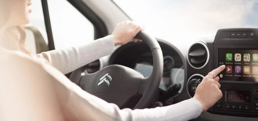 نظام الوسائط المتعددة بشاشة تعمل باللمس