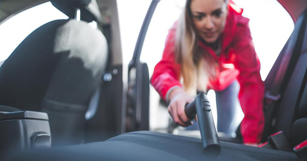 تنظيف السيارة