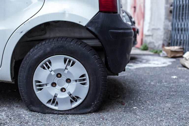 تتسطح الإطارات وتفقد الضغط