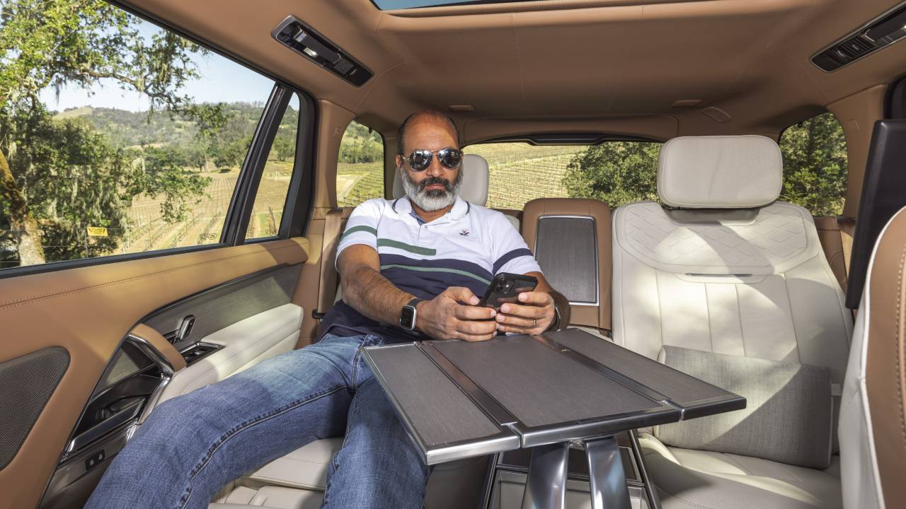 رنج روفر 2023 بنسخة SV