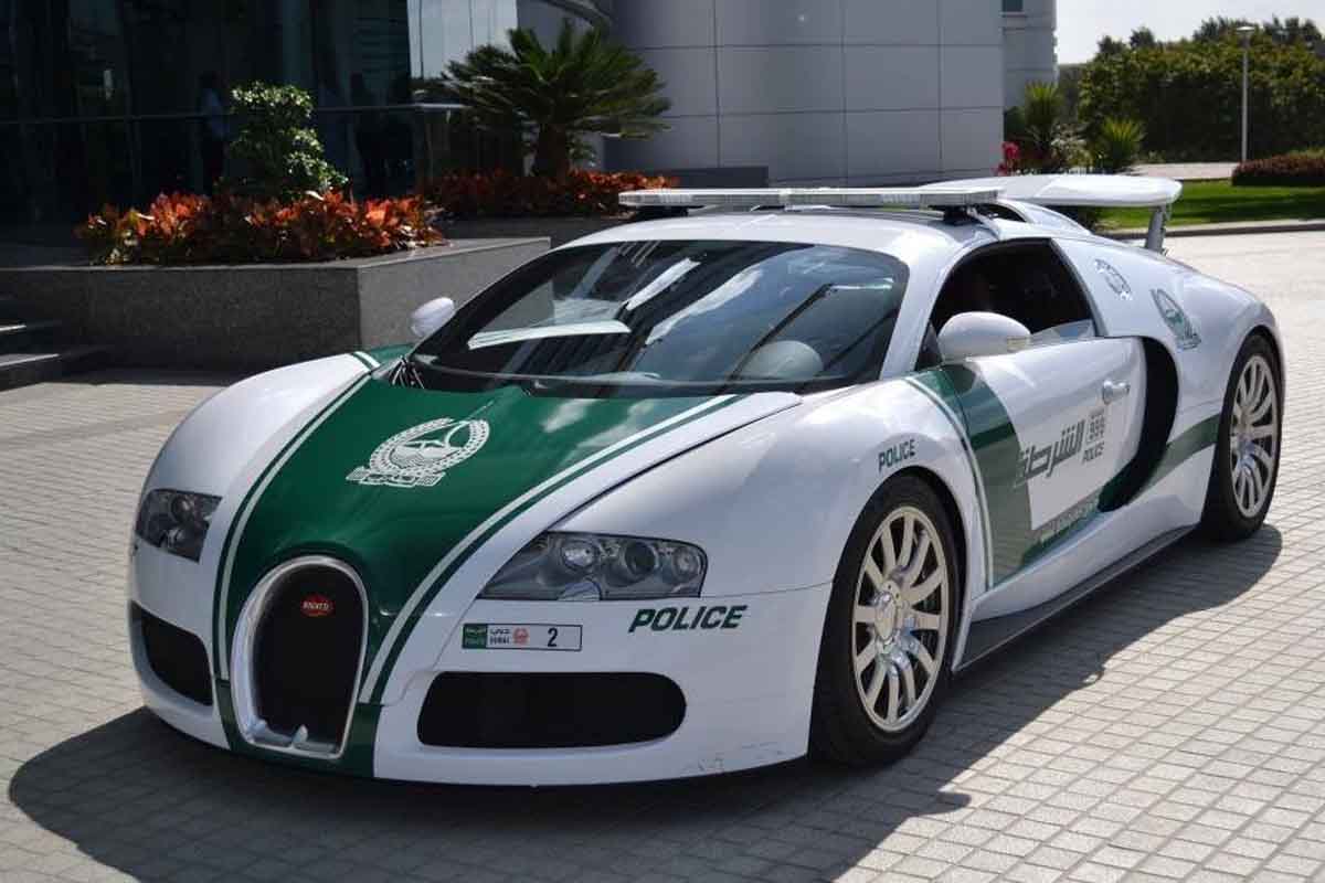 سيارات شرطة دبي وتسلا قادمة