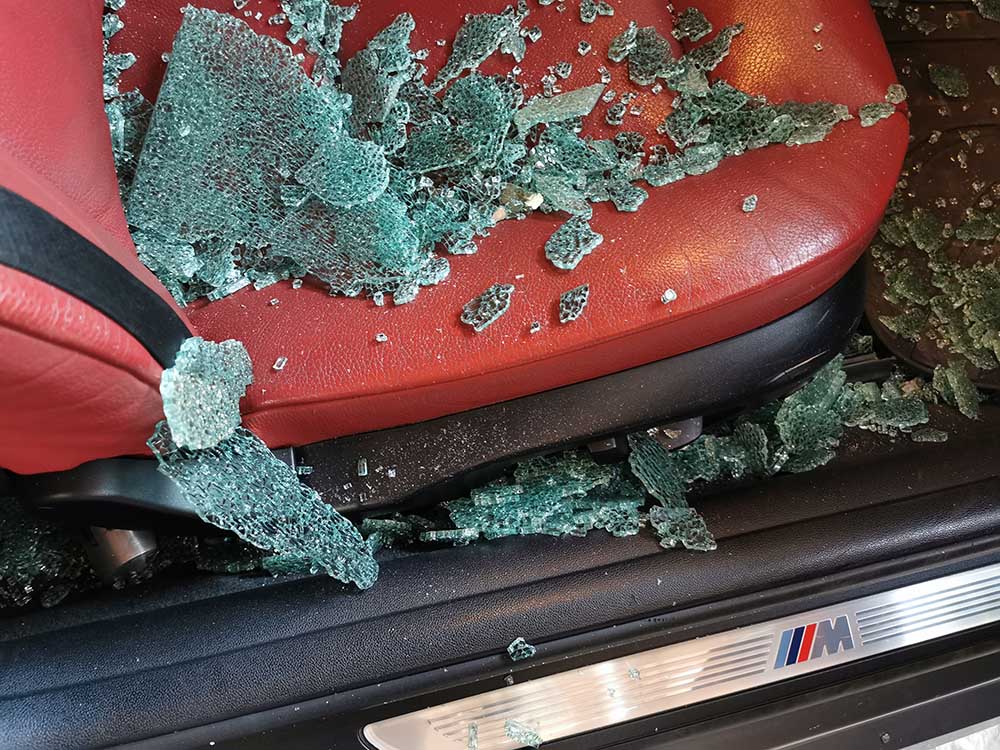 زجاج السيارة