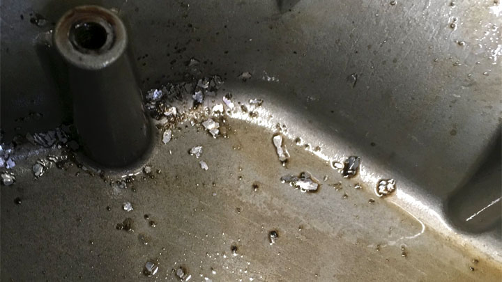 ترسبات معدنية على عزقة الزيت