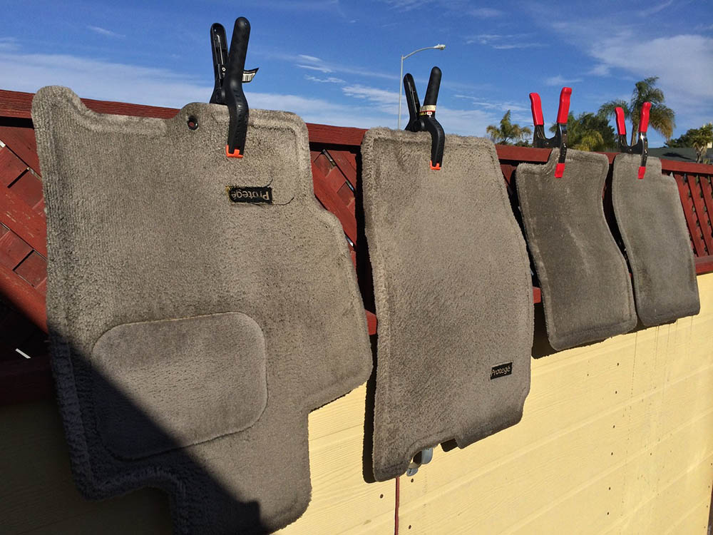 تنظيف سجادات السيارة