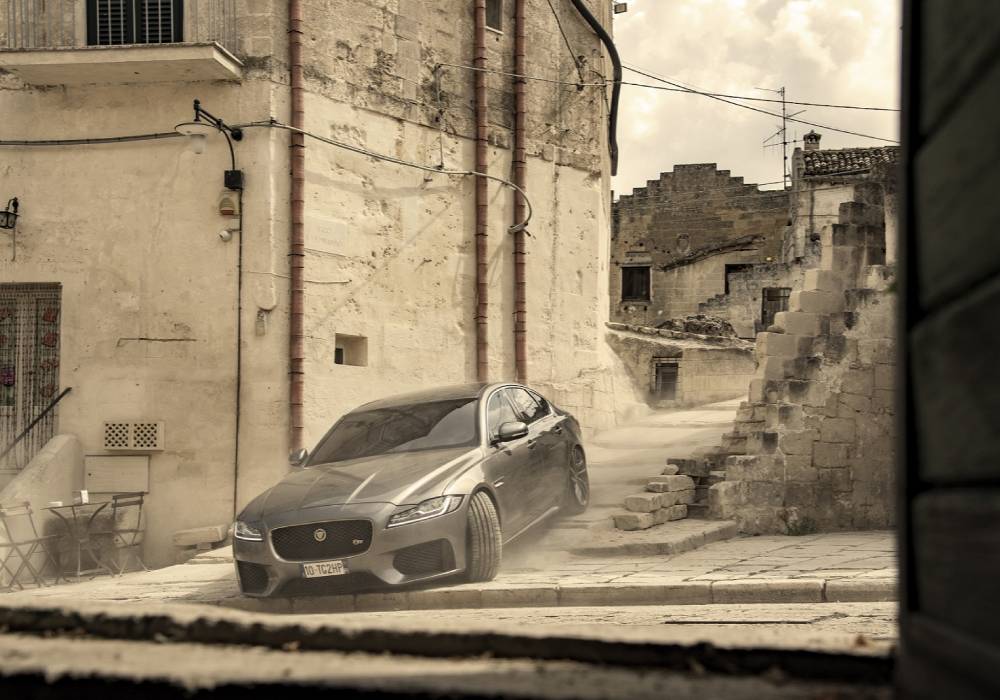 سيارة جاكوار XF تظهر للمرة الأولى في أفلام جيمس بوند في فيلم لا وقت للموت صورة 2