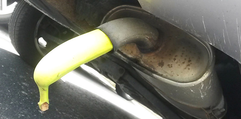 عادم السيارة