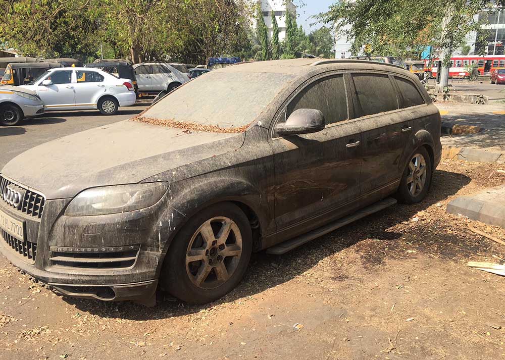 غبار الطريق والرمل