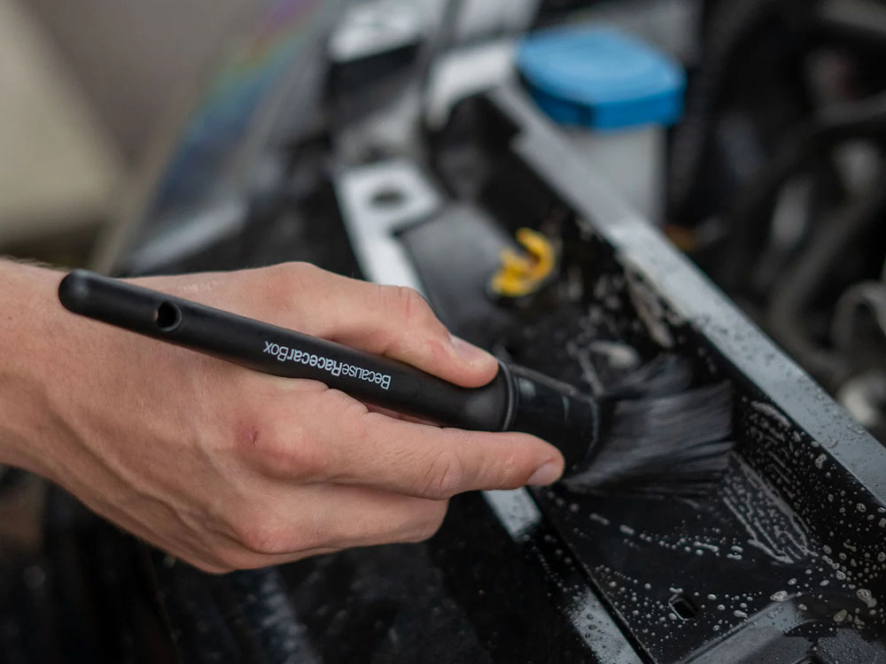 تنظيف محرك السيارة