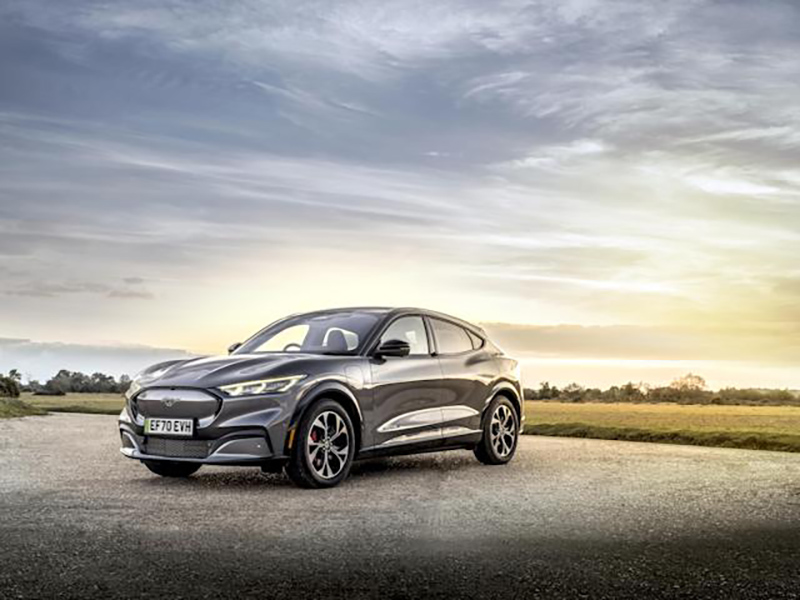 صحفيات في مجال السيارات