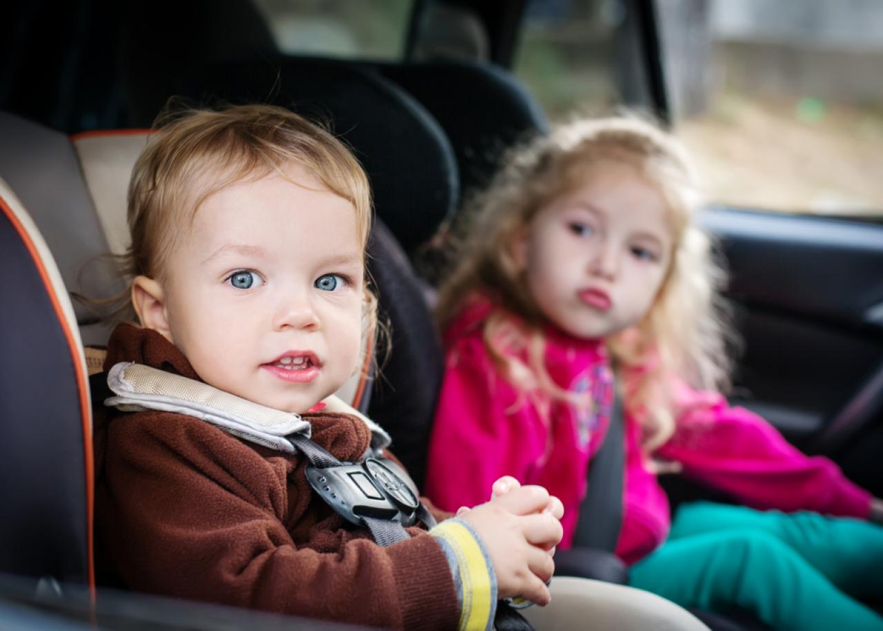 مقعد الطفل في السيارة