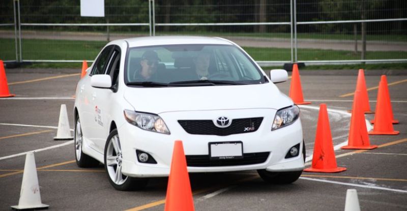 تعليم قيادة السيارات