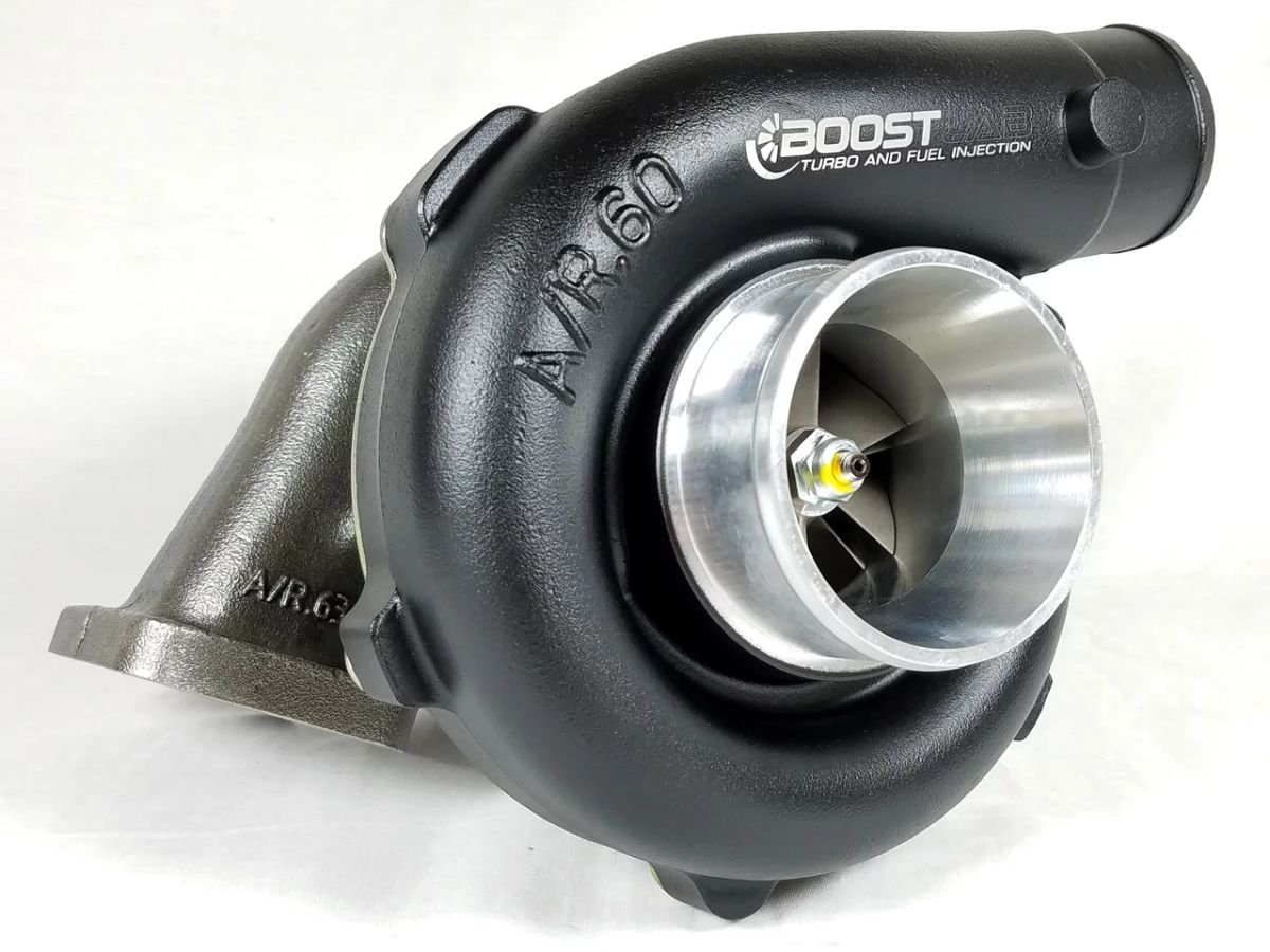 التيربو والدخان الرمادي من عادم السيارة