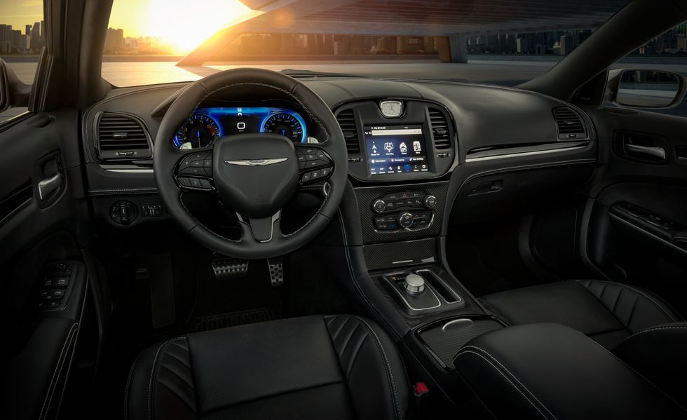 داخلية سيارة كرايسلر 300