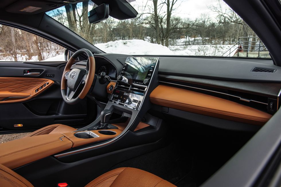 سيارة افالون من الداخل