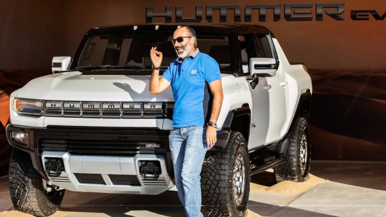 أمام همر الكهربائي الثوري