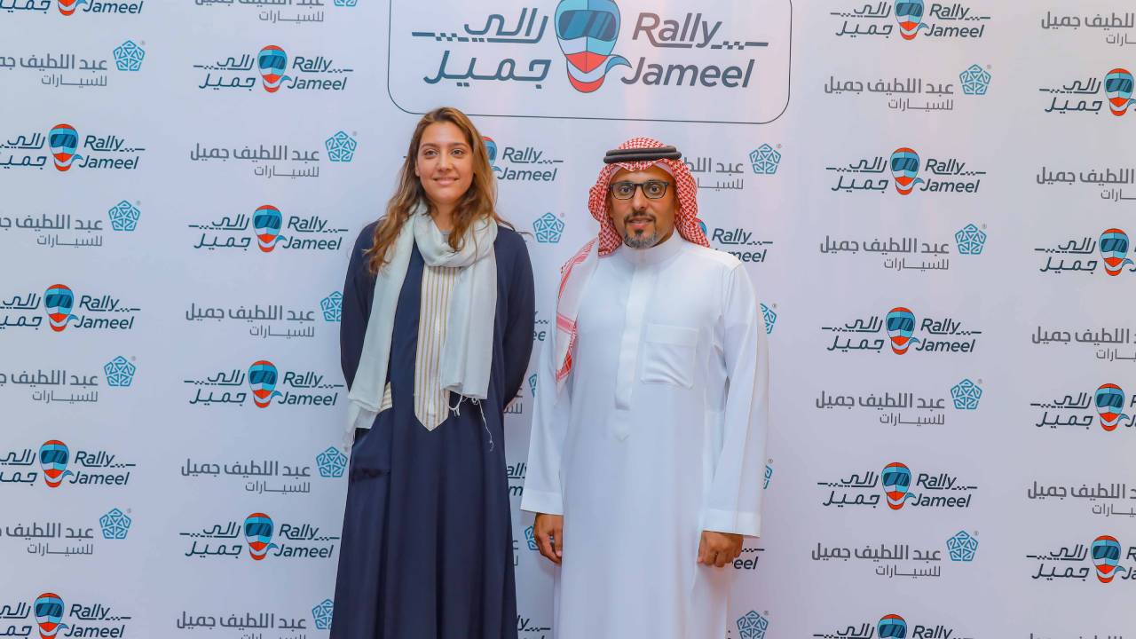 الأمير خالد بن سلطان العبدالله الفيصل والسائقة دانيا عقيل