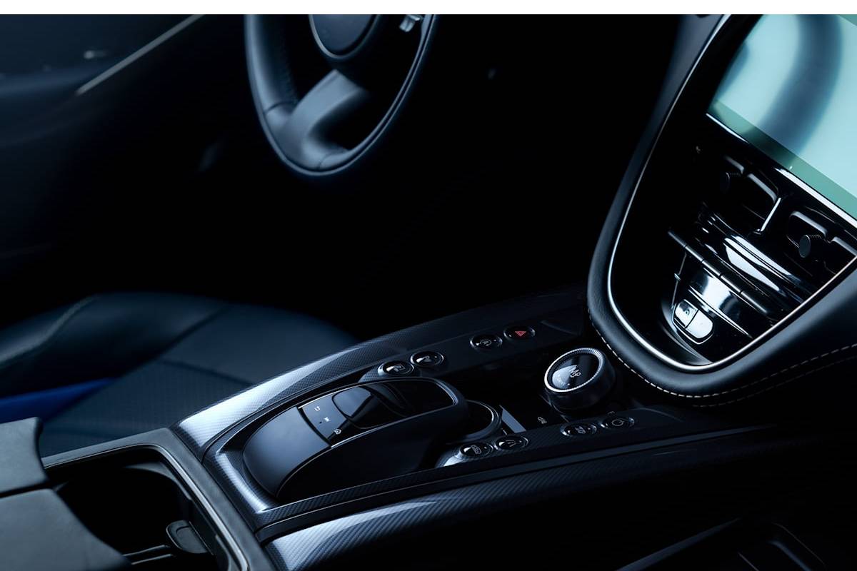 استون مارتن دي بي اكس 707