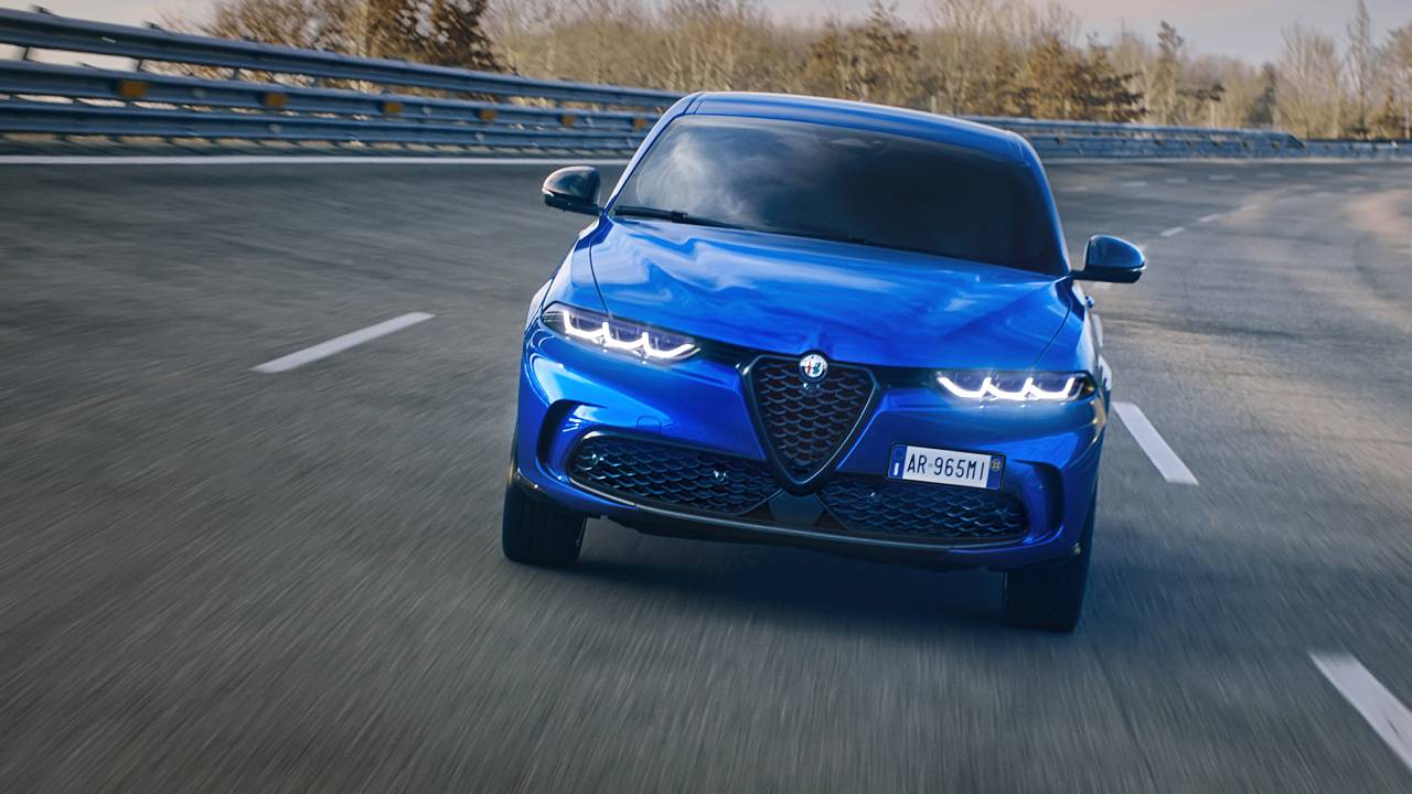 الفا روميو تونالي الجديدة اثناء القيادة