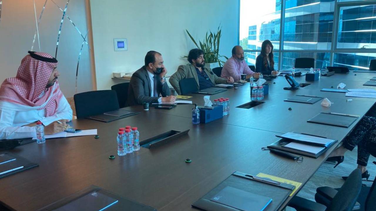 الفريق الإعلامي الذي حضر المقابلة