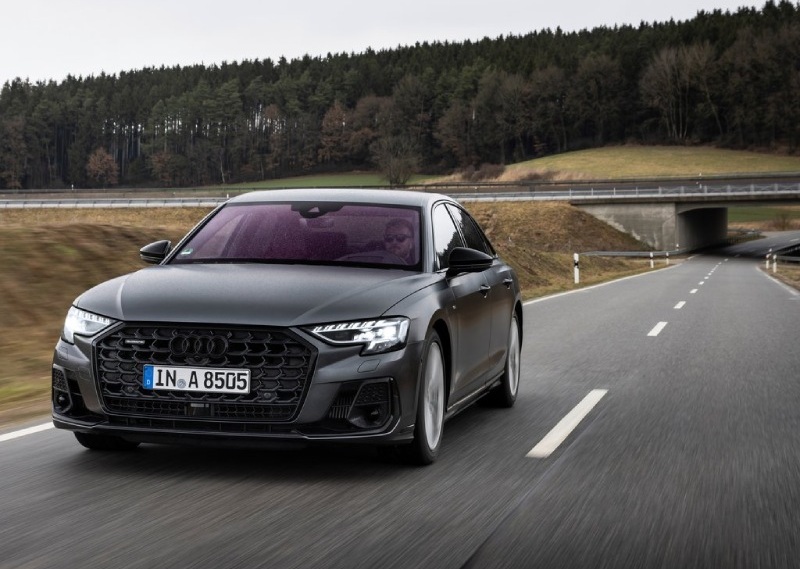 اودي اي 8 مراجعة اداء