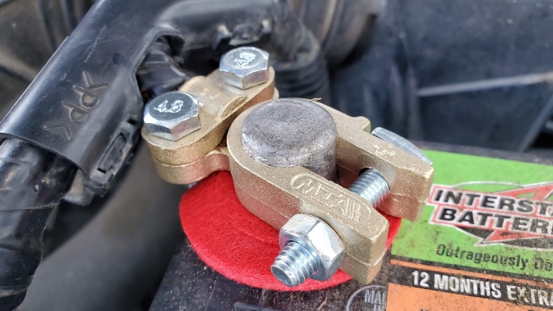 بدء سيارة بطارية 