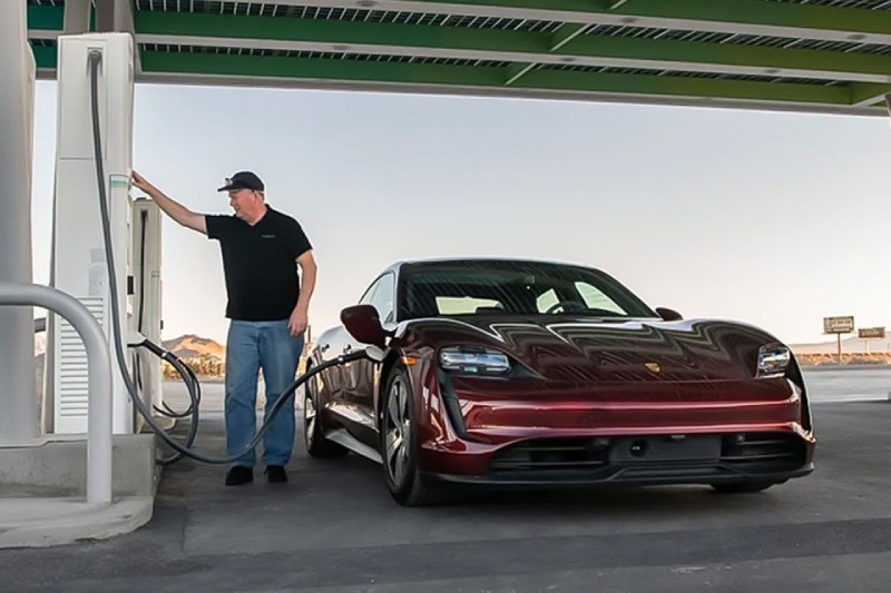 بورشه تايكان رقم قياسي خارجي