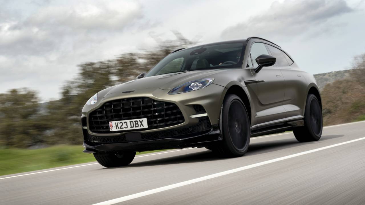 تجربة استون مارتن دي بي اكس 707 على طرقات سردينيا