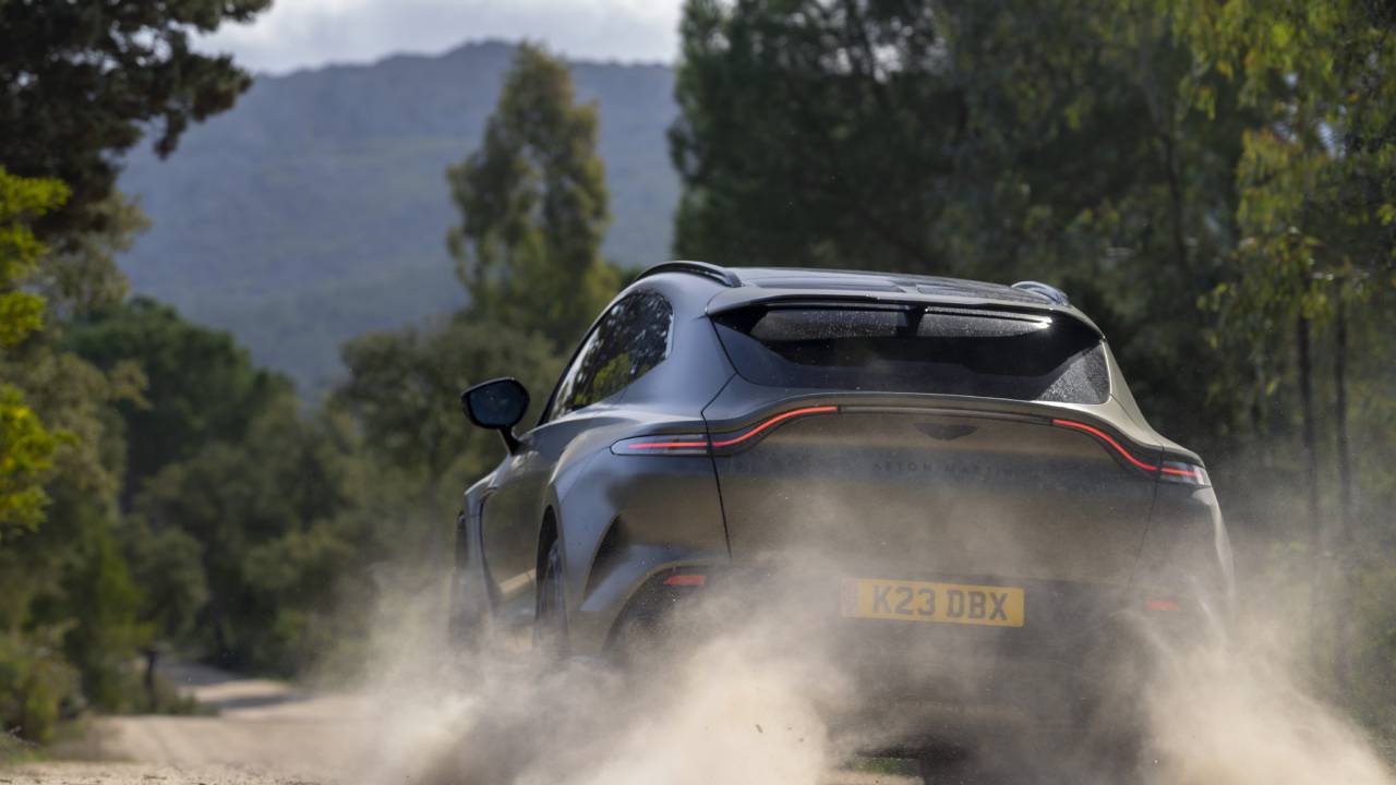 تسارع استون مارتن دي بي اكس 707 على الطريق