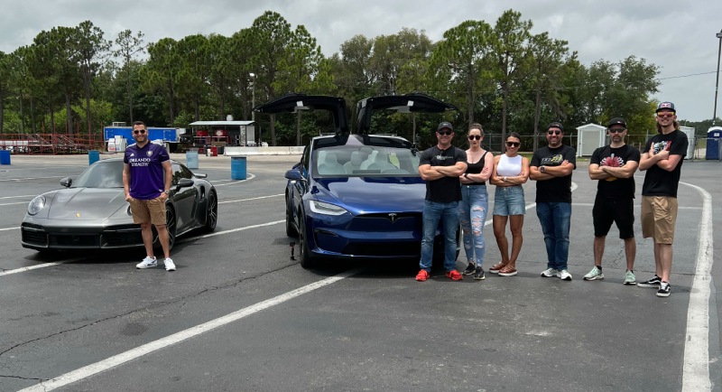 تسلا ضد بورشه خارجي