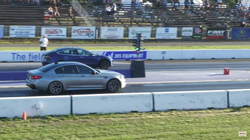 تسلا بي ام دبليو خارجي