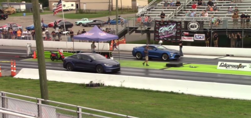 تسلا ضد كامارو خارجي