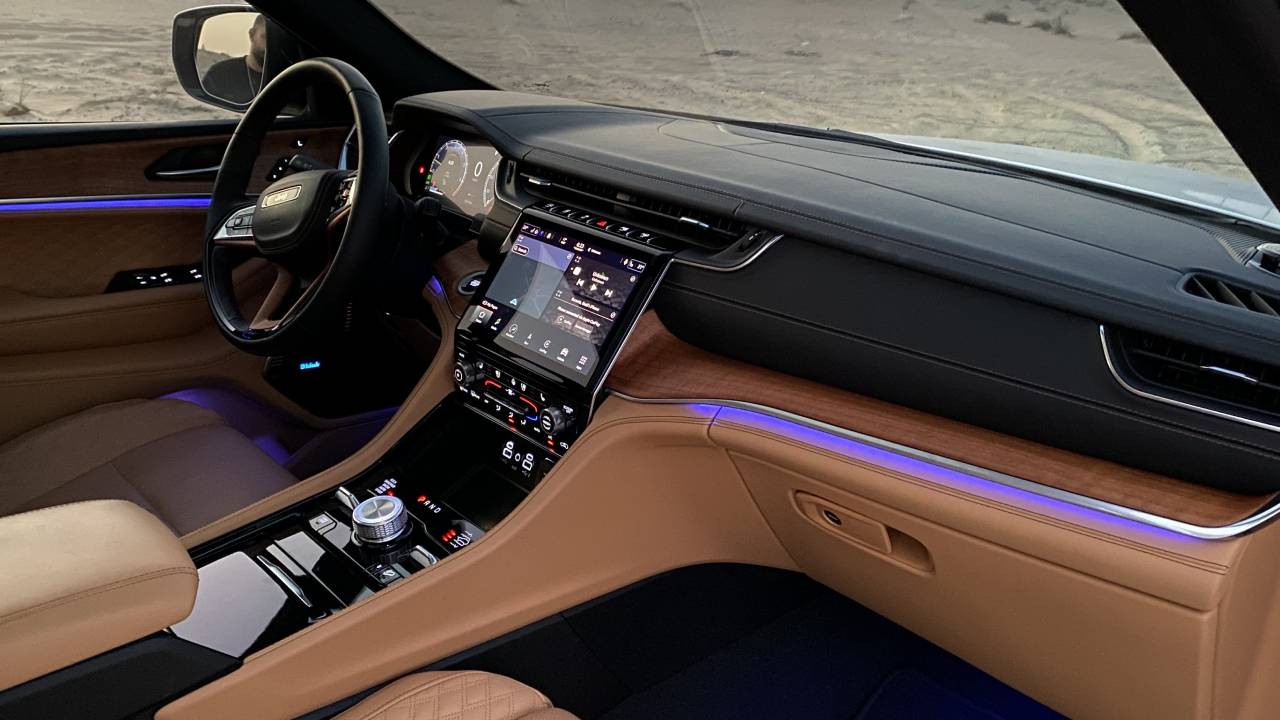 جراند شيروكي ال المقصورة الامامية