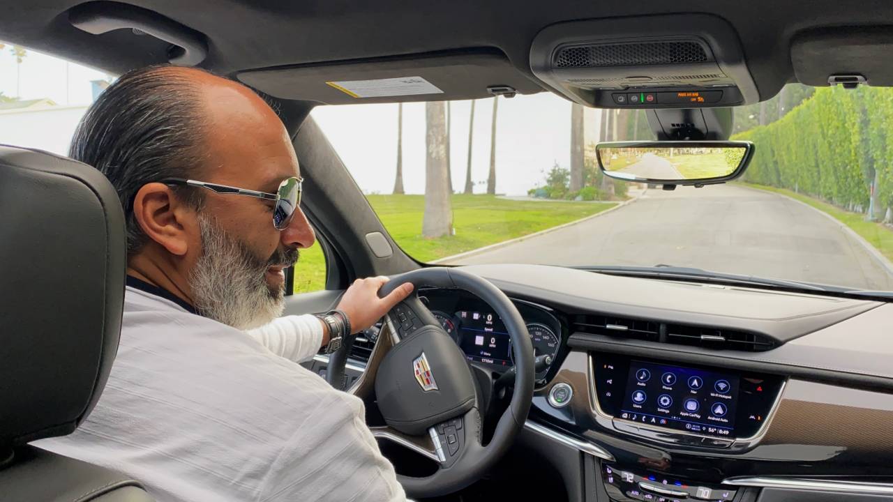 جولة داخل كاديلاك اكس تي 6 في لوس انجلوس