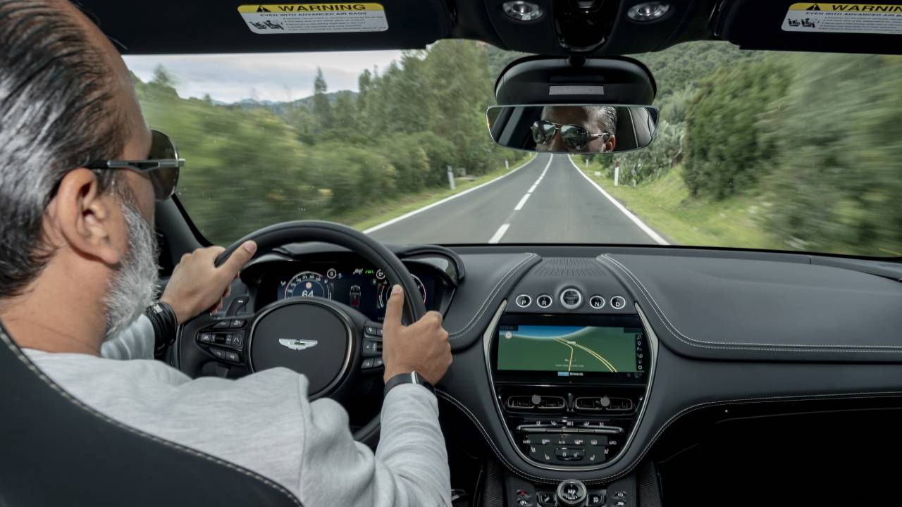 خلف مقود استون مارتن دي بي اكس 707