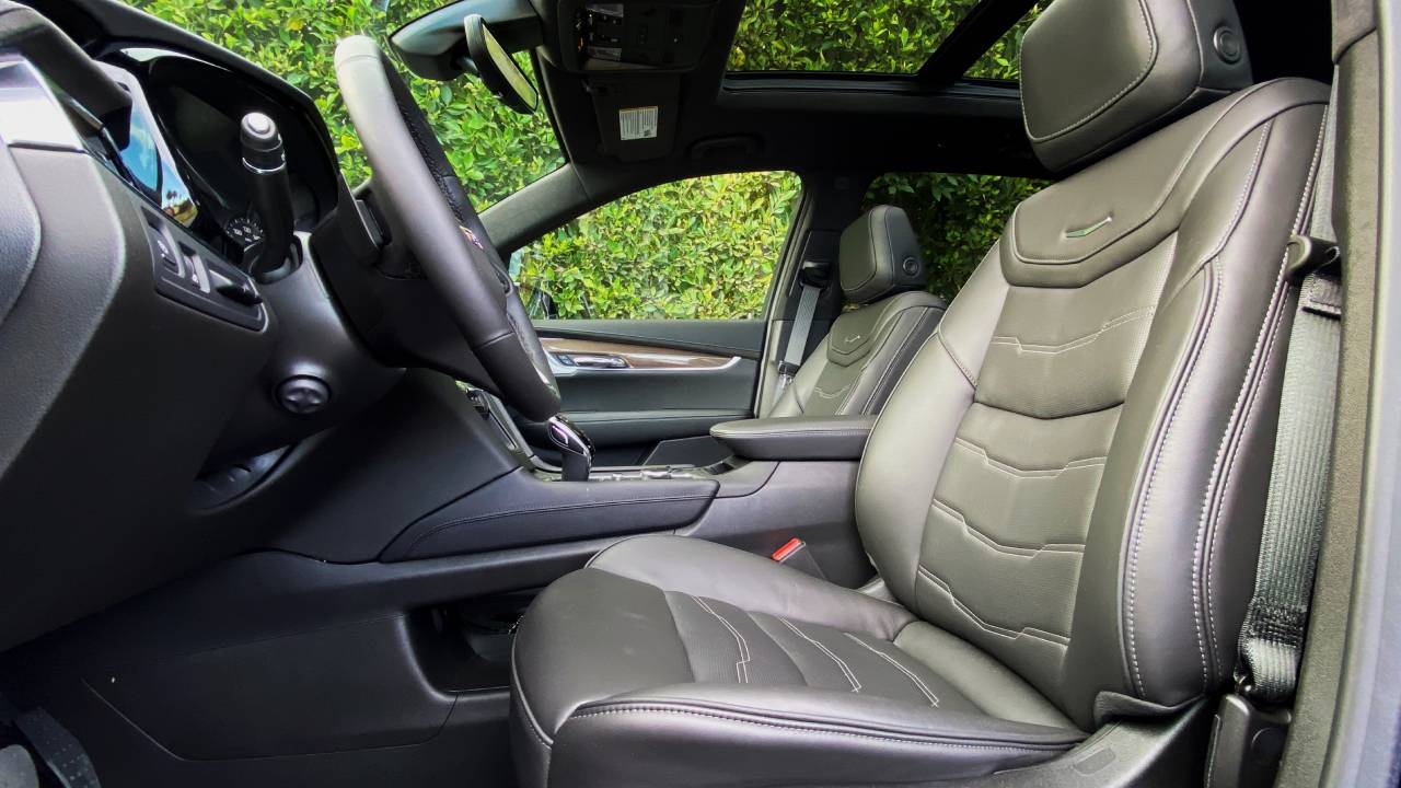 داخلية كاديلاك اكس تي 6