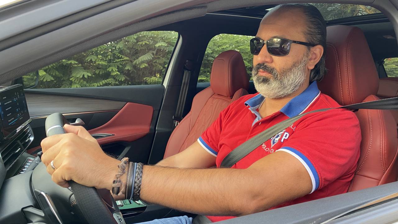 رئيس التحرير نبيل مصطفى داخل بيجو 3008 هايبرد