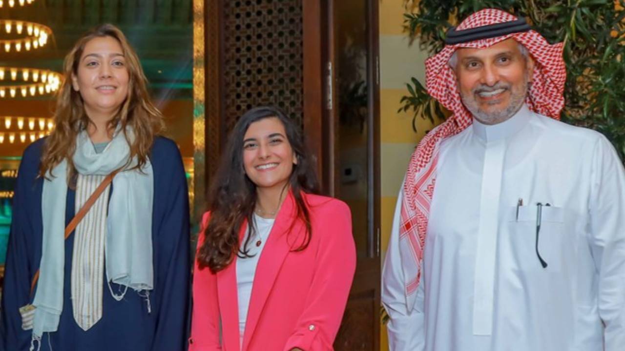 رئيس للجنة المنظمة للرالي عبدالله باخشب والسائقتان دانيا عقيل وسمر رهبين