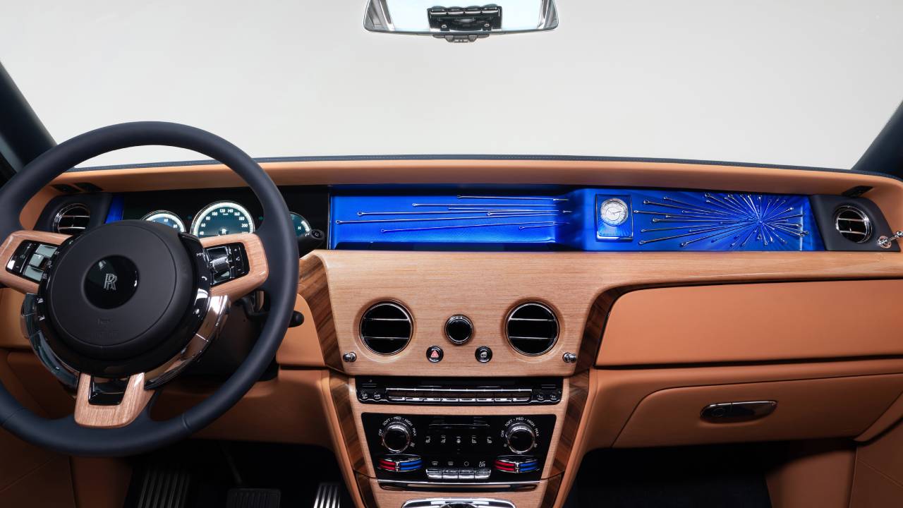 رولز رويس استروم من الداخل شاشة