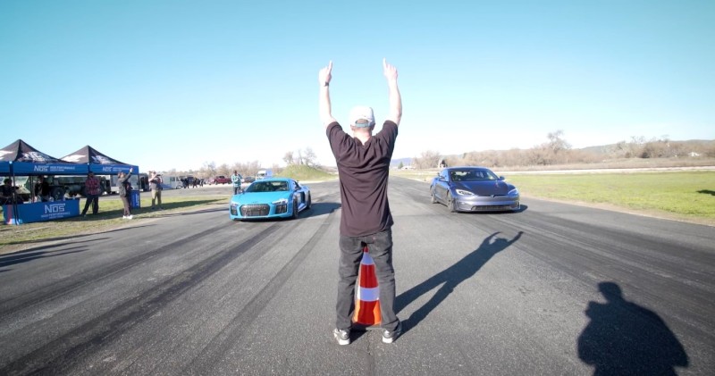 سباق تسلا واودي آر8 خارجي