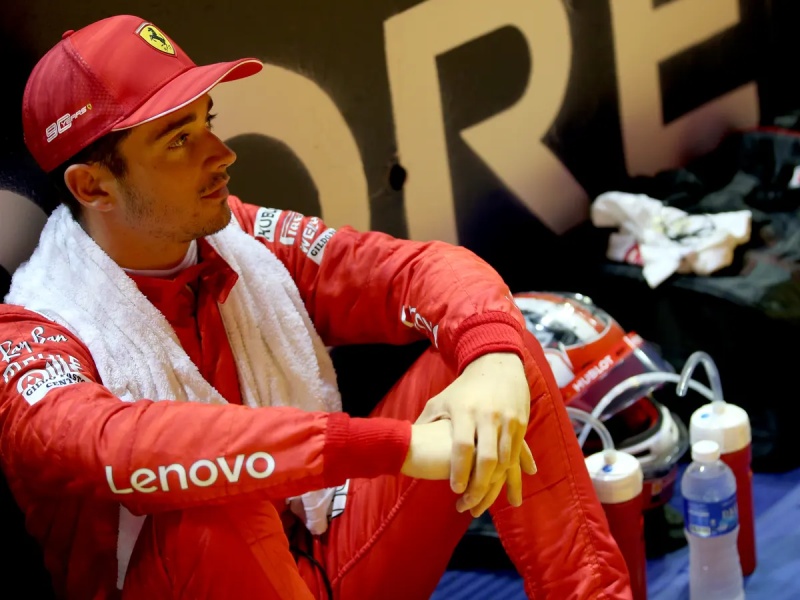 سنغافورة الوقت