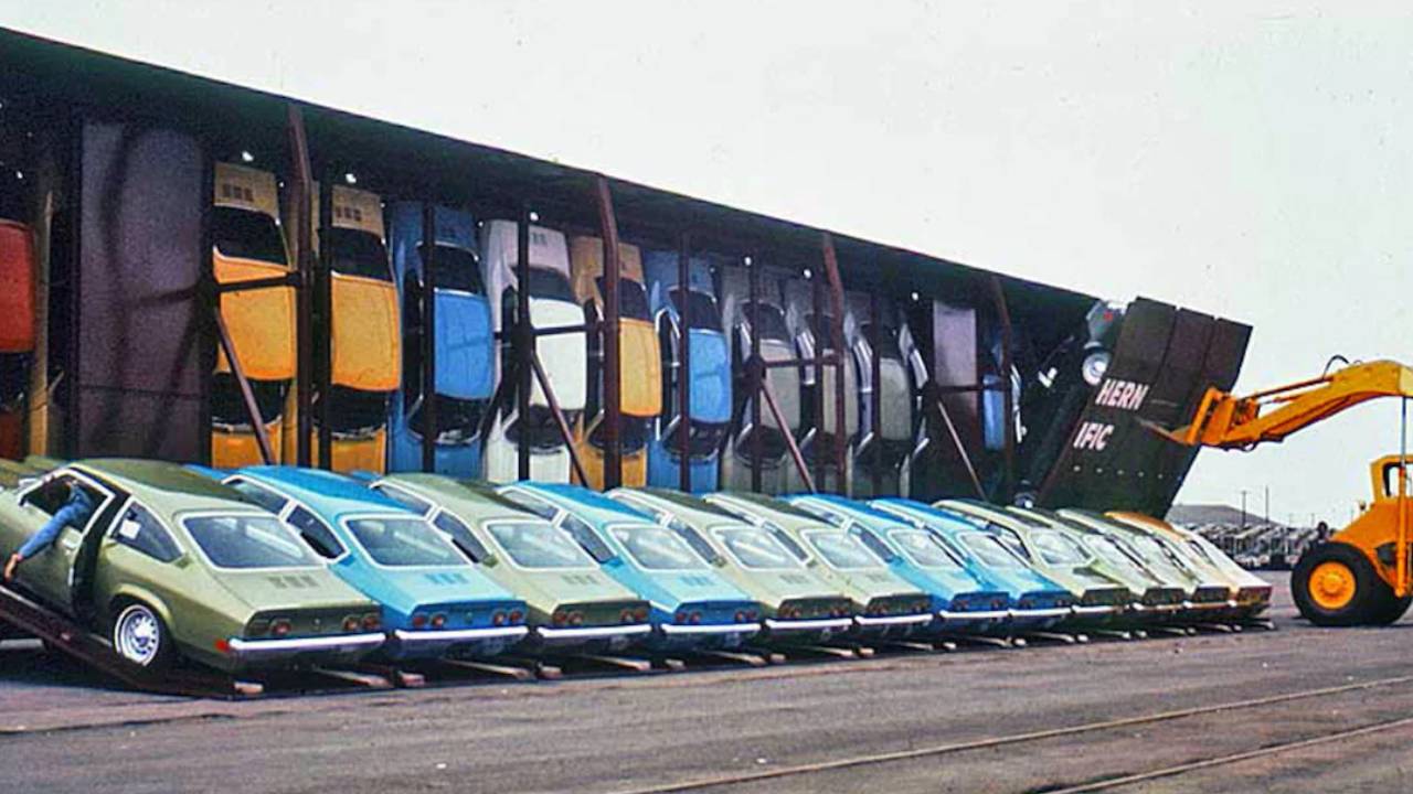 سيارات شفروليه تقف بشكل عامودي