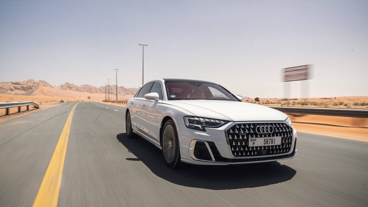 سيارة أودي A8 على الطريق