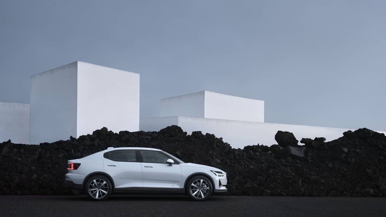 سيارة بولستار 2 من الجانب