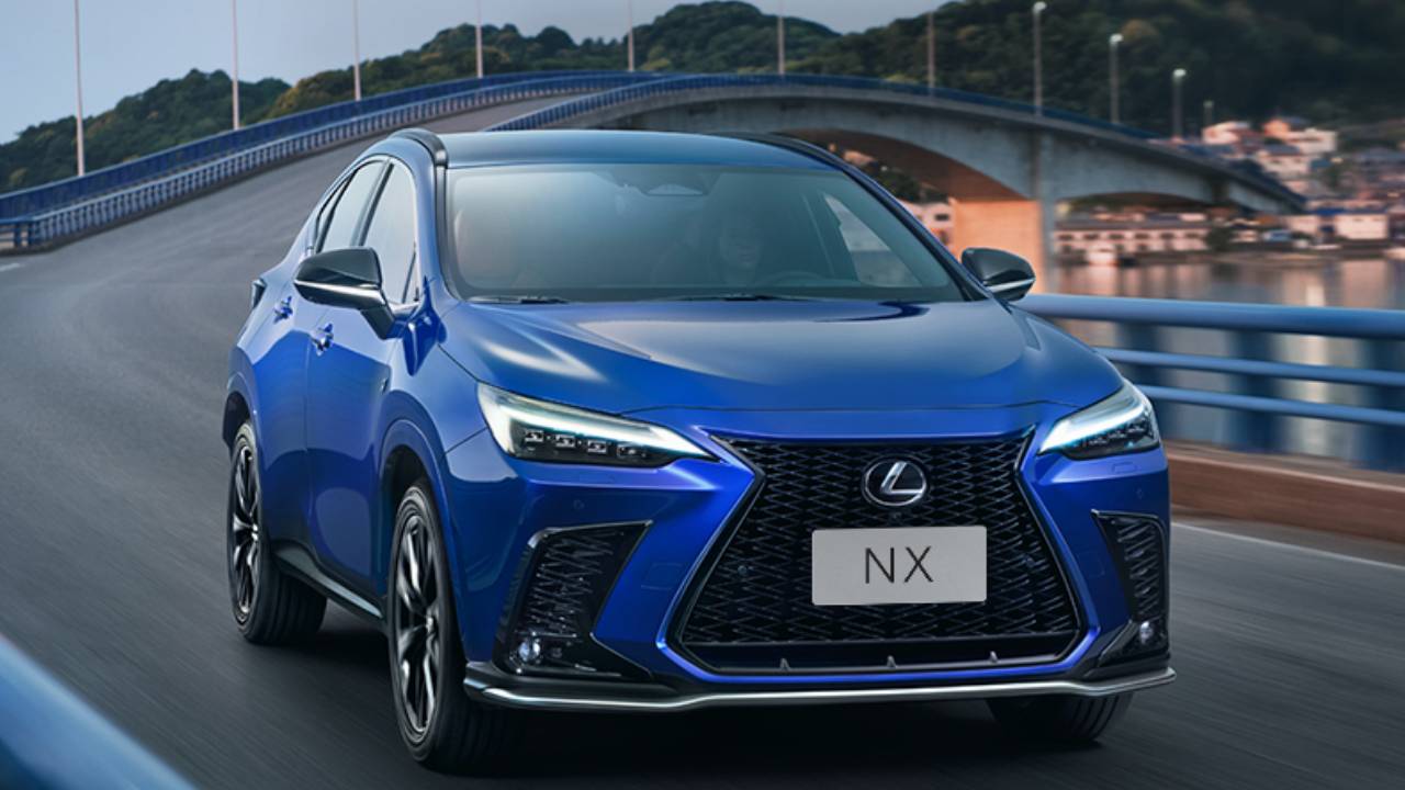 سيارة لكزس في فصل جديد