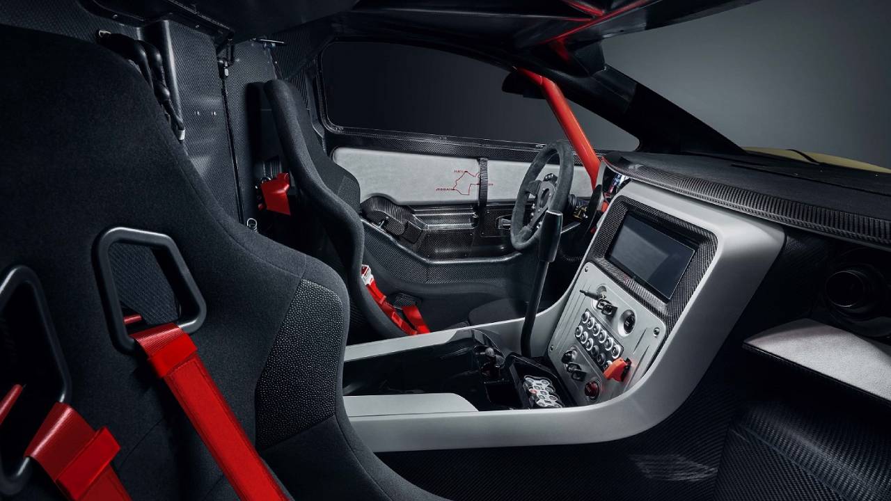 سيارة هانتر من الداخل