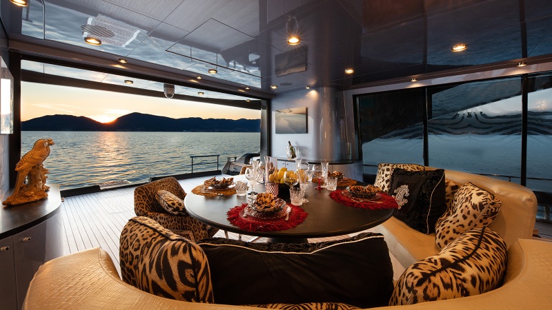 فريدوم روبرتو كافالي داخلي 