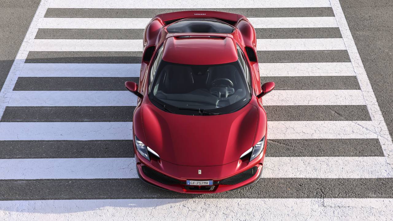 فيراري 296 جي تي بي باللون الأحمر