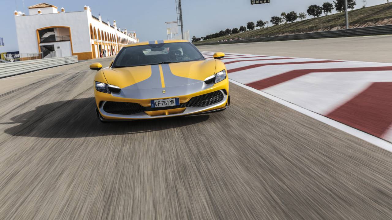 فيراري 296 جي تي بي على الحلبة